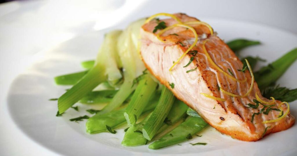 Prato típico da dieta nórdica com peixes, vegetais e frutas vermelhas