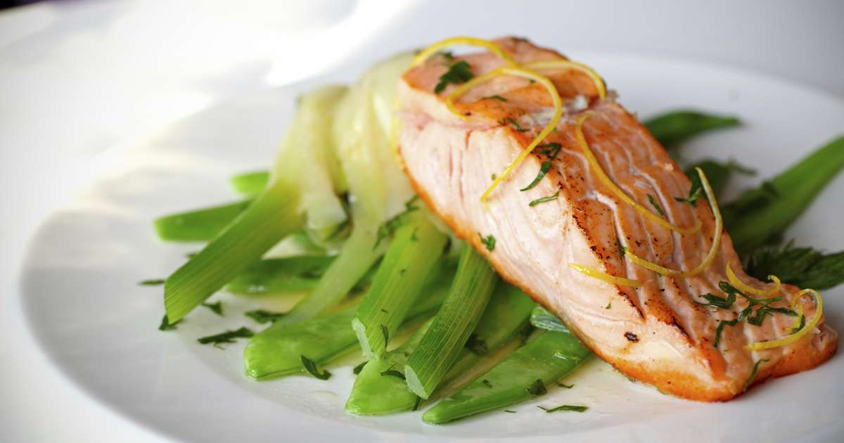 Prato típico da dieta nórdica com peixes, vegetais e frutas vermelhas