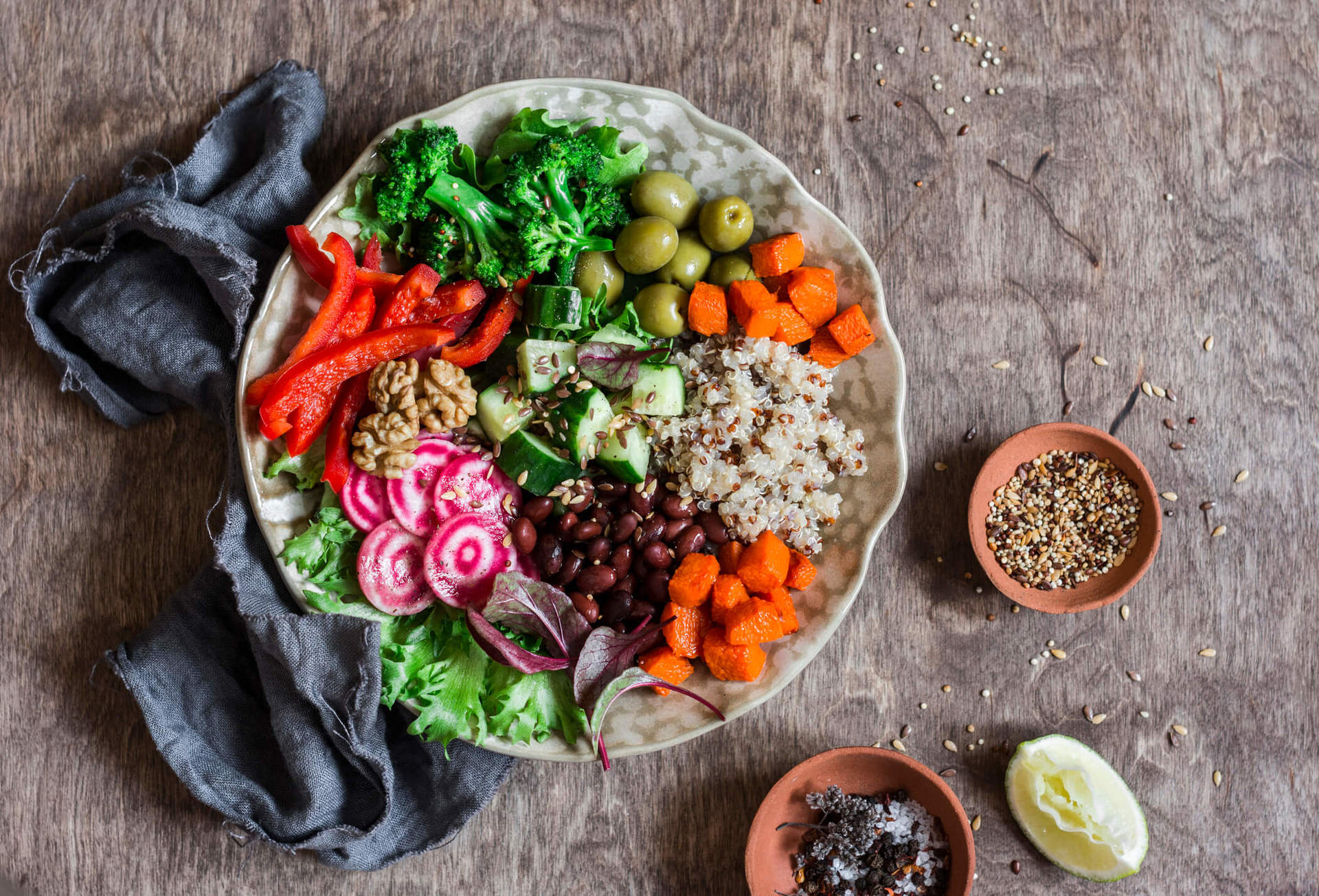 Prato colorido com refeições plant-based, incluindo frutas, vegetais, grãos e nozes