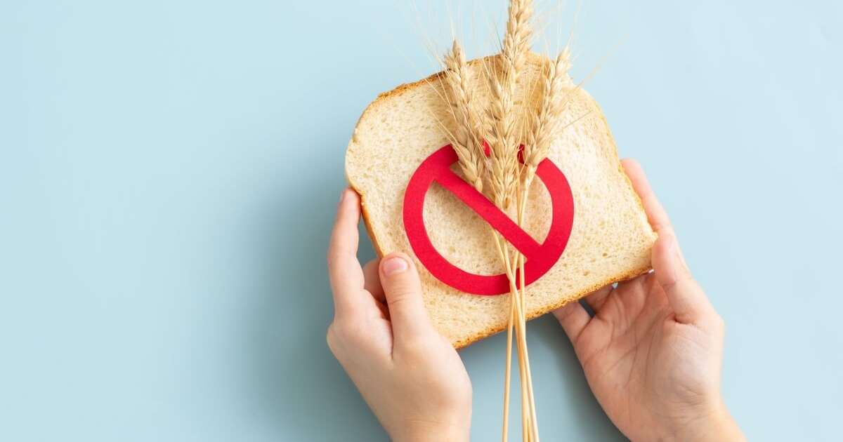 Alimentos sem glúten, incluindo frutas, vegetais e grãos alternativos