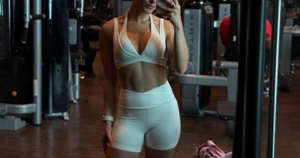 Larissa Manoela realizando levantamento terra na academia com foco na técnica e intensidade do treino.