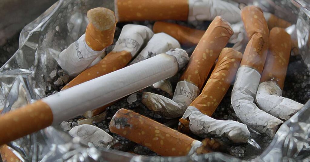 Imagem ilustrativa dos perigos do tabagismo com cigarro e gráfico sobre mortes causadas pelo tabaco