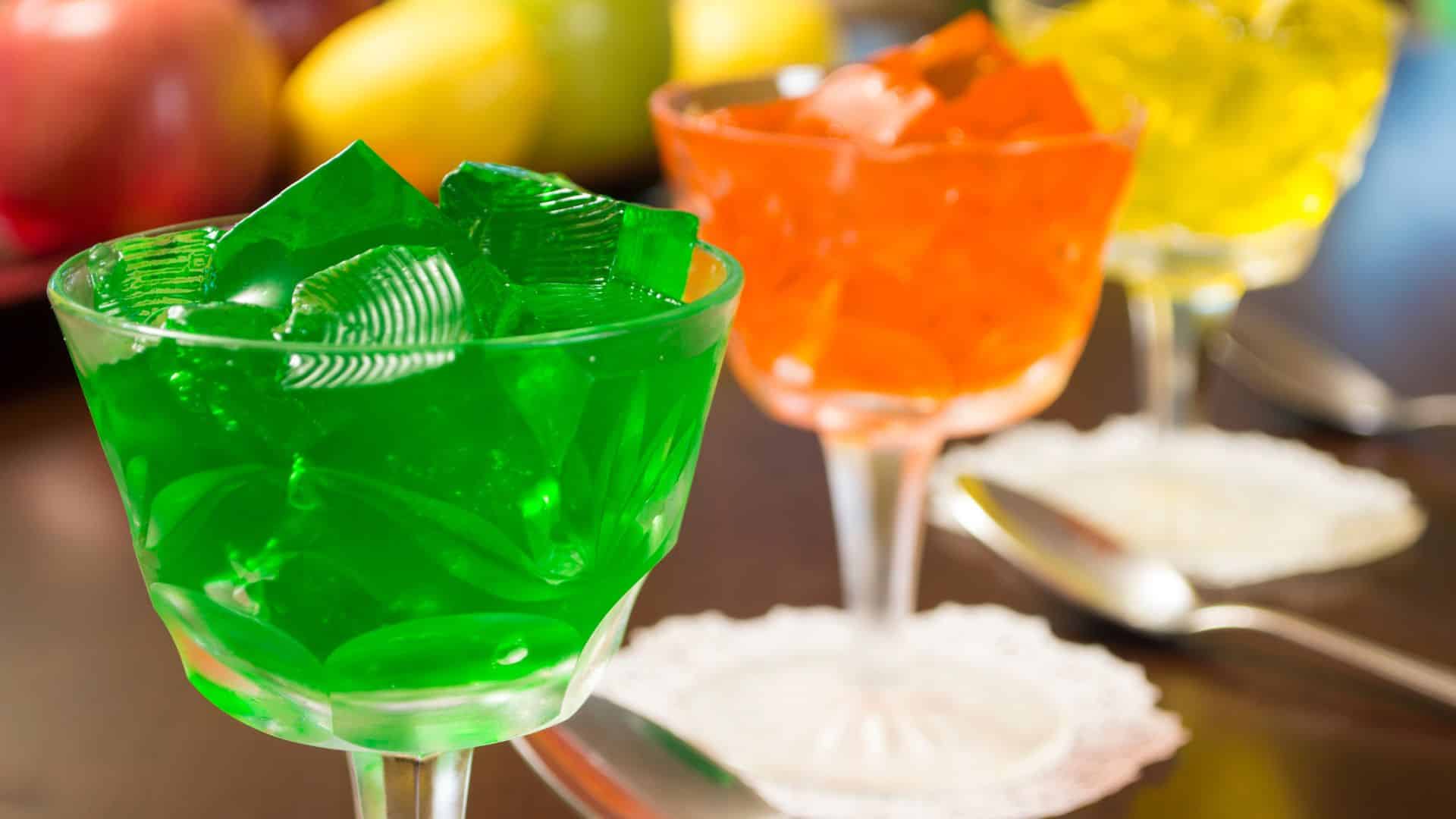 Imagem de gelatina em um recipiente com frutas frescas ao redor