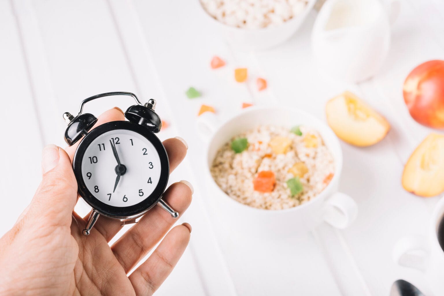 Ilustração do conceito de jejum metabólico com alimentos saudáveis como gorduras e cetonas