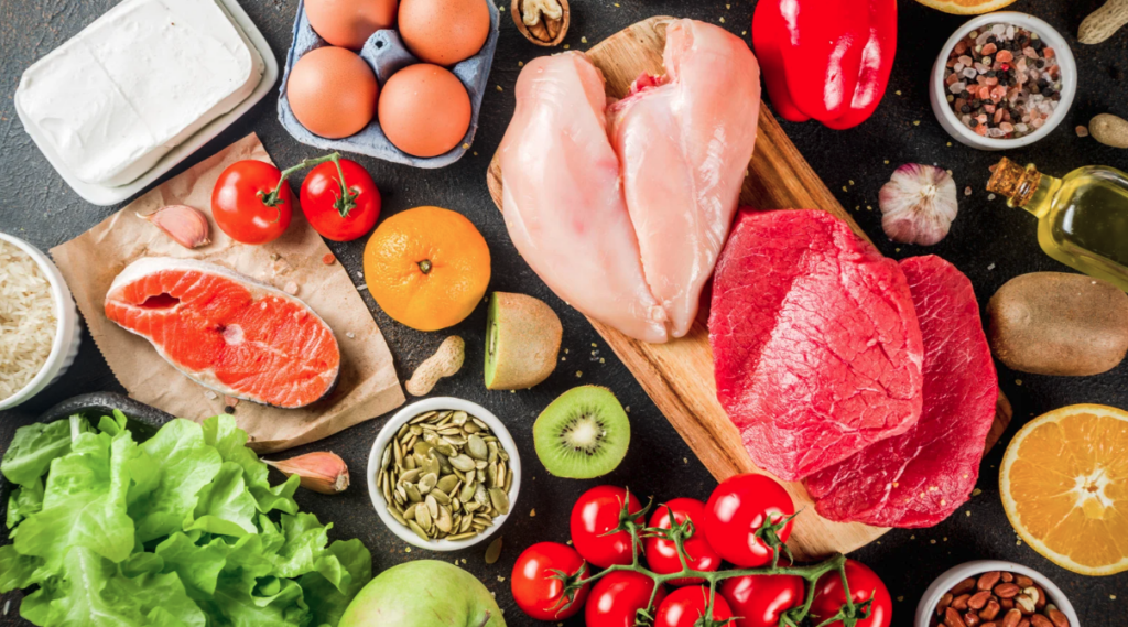 Prato saudável com alimentos recomendados para usuários de Mounjaro, incluindo proteínas magras, carboidratos complexos e gorduras saudáveis.