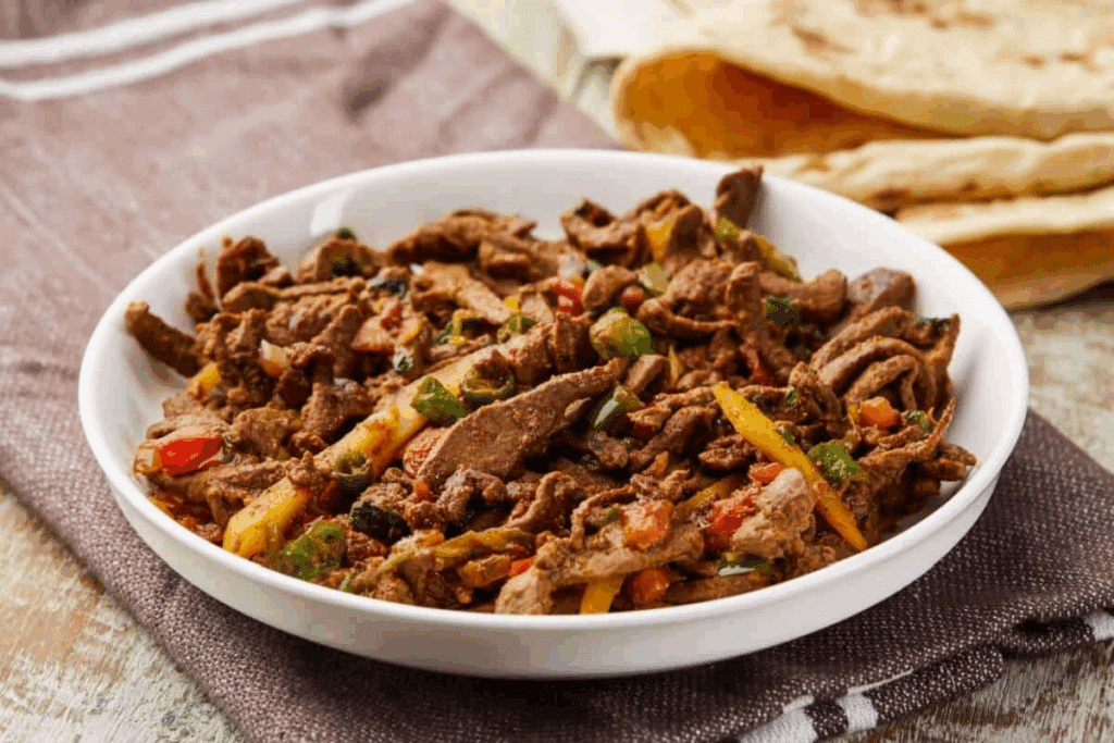 Prato de jantar saudável com omelete de cogumelo, fígado com pimentões e sardinha ao forno com brócolis, ricos em vitamina D.