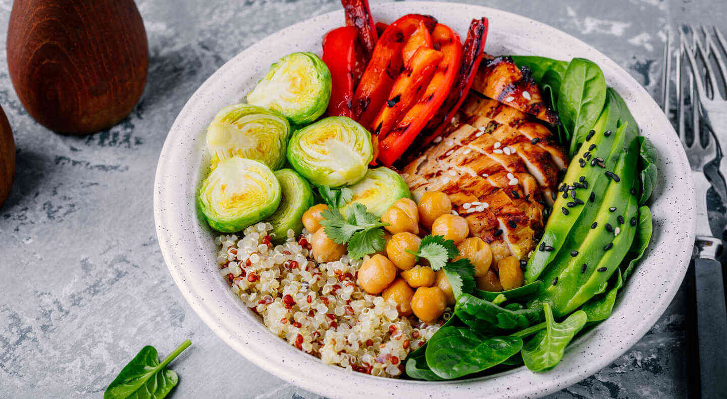 Seis alimentos essenciais para ganhar massa magra rapidamente, incluindo frango, ovos, grão-de-bico, leite, soja e carboidratos.