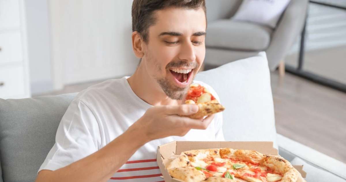 Prato saudável com alimentos ricos em fibras, como verduras e leguminosas, e evitando carnes processadas