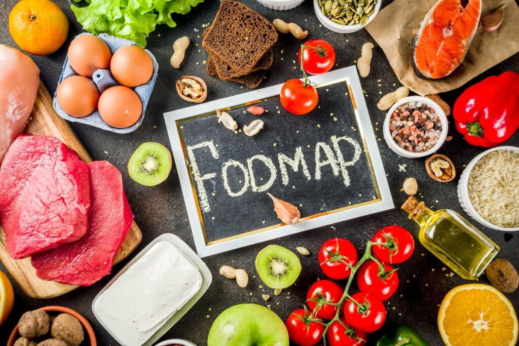 Alimentos ricos e baixos em FODMAPs, como maçãs e bananas