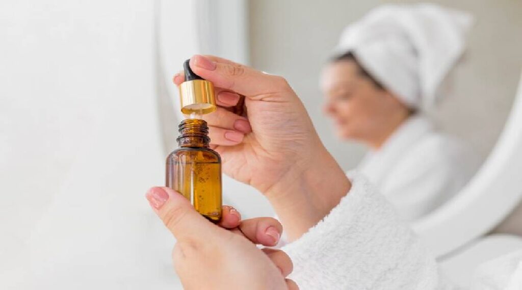 Imagem de um sérum facial com ingredientes naturais ao fundo